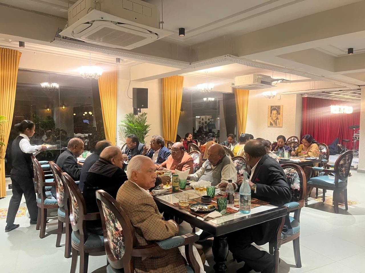 Retro Fine Dine restaurant photo gallery moment 12