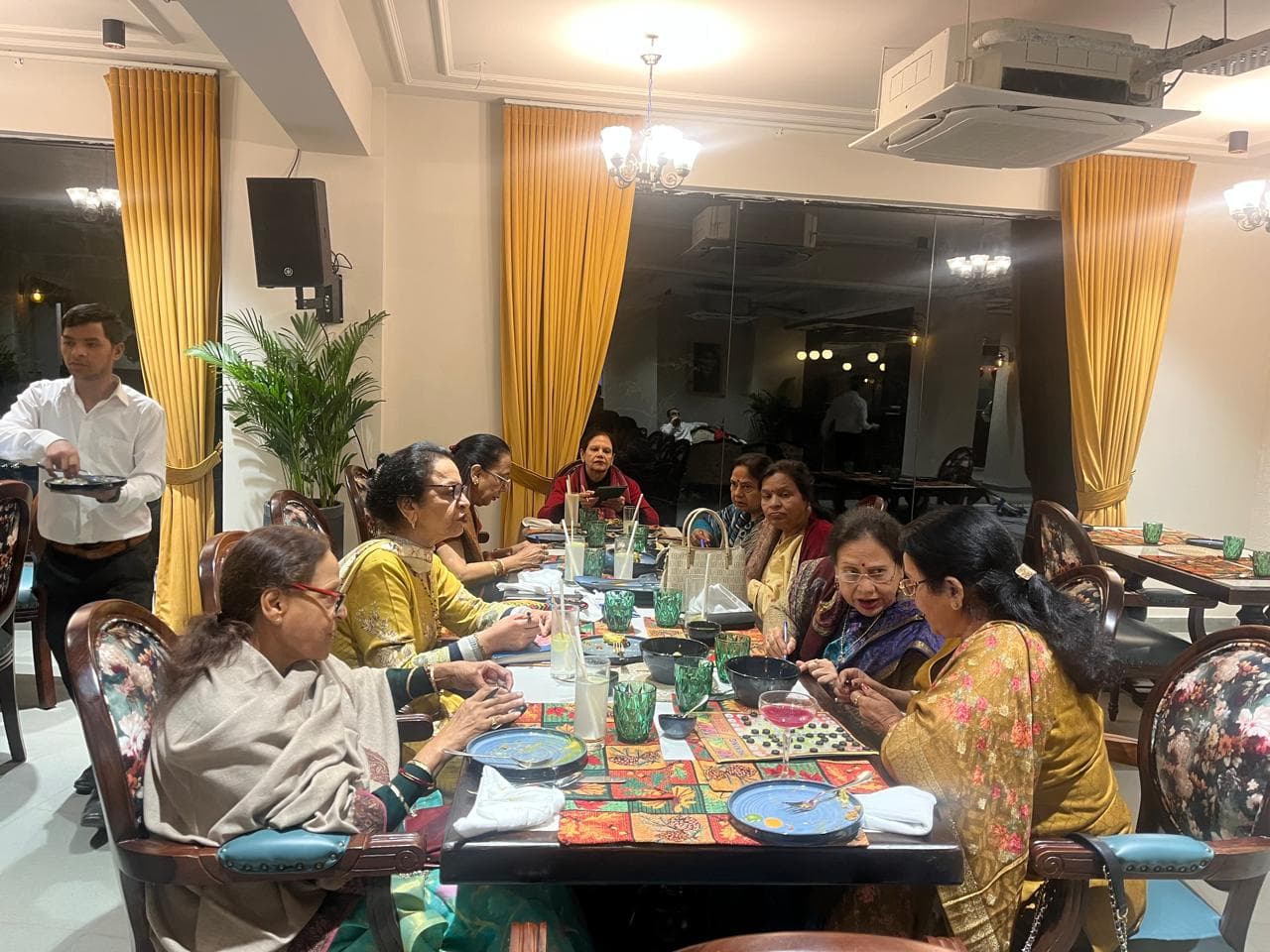 Retro Fine Dine restaurant photo gallery moment 13