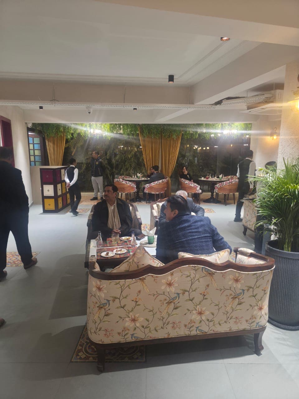 Retro Fine Dine restaurant photo gallery moment 21