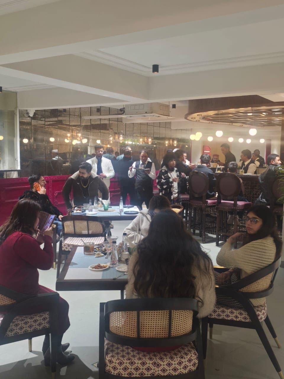 Retro Fine Dine restaurant photo gallery moment 23