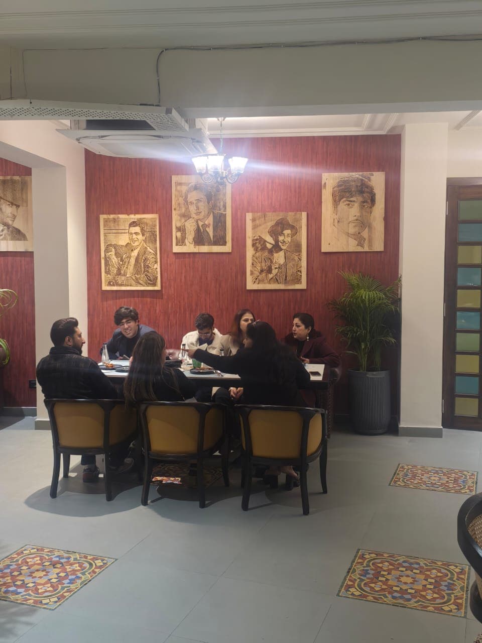 Retro Fine Dine restaurant photo gallery moment 24