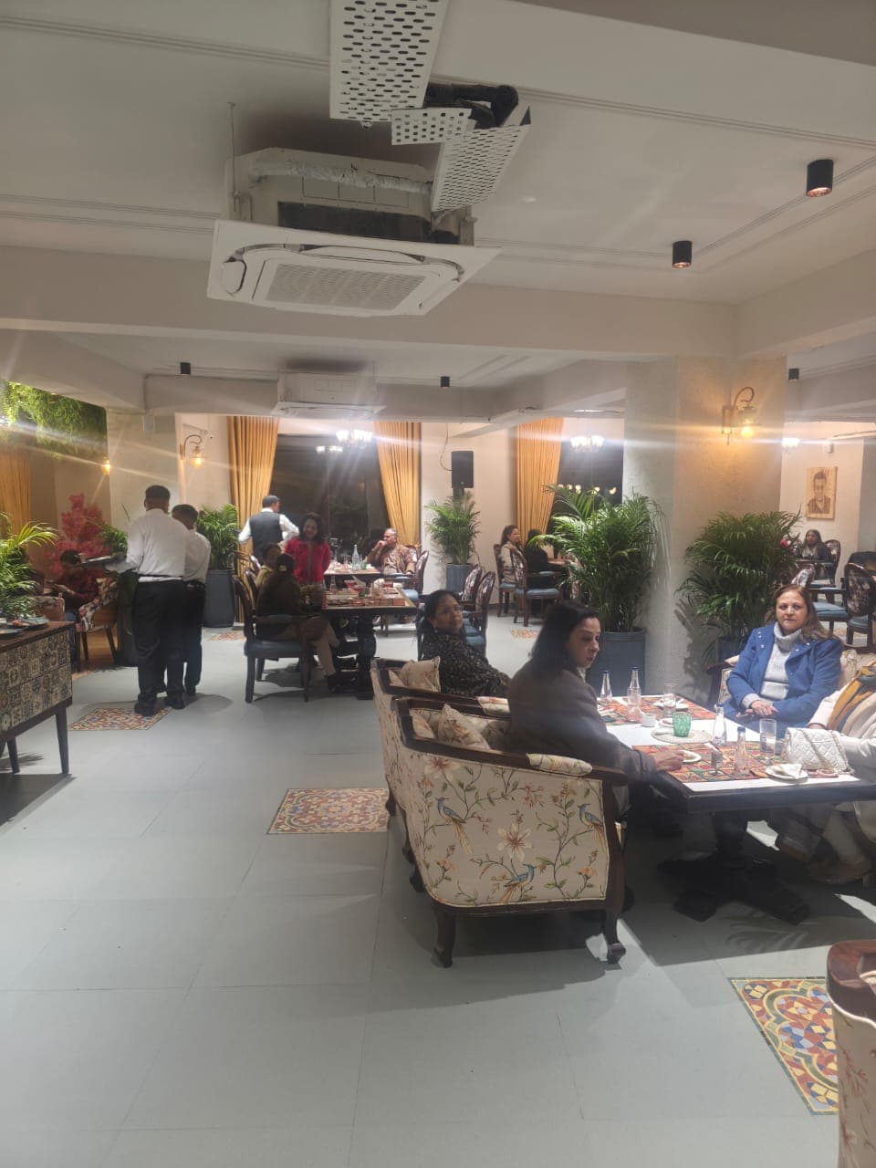 Retro Fine Dine restaurant photo gallery moment 26